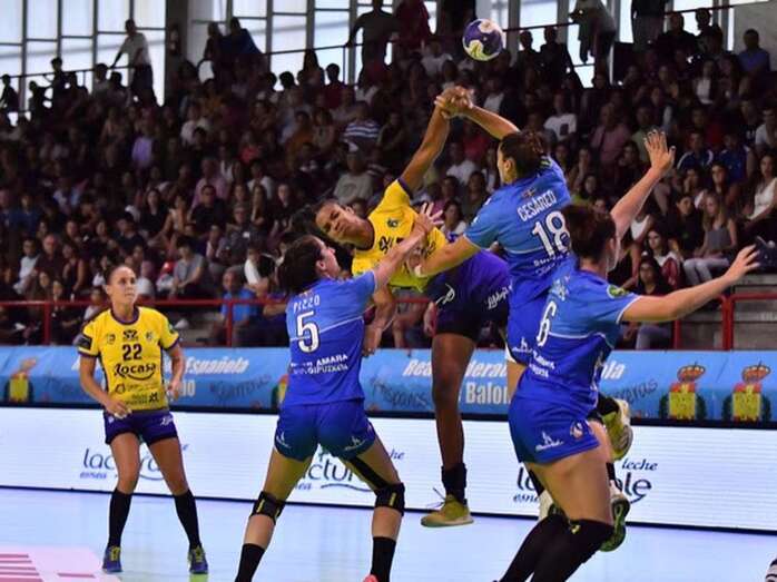 Sayna Mbengue , en un acción del partido ante el Bera Bera (Foto TA)